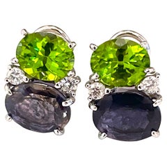 Orecchini a goccia di gomma media con peridoto, iolite e diamanti