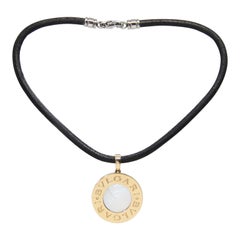 Bulgari, collier pendentif «vlgari » en or jaune 18 carats, acier, onyx et nacre