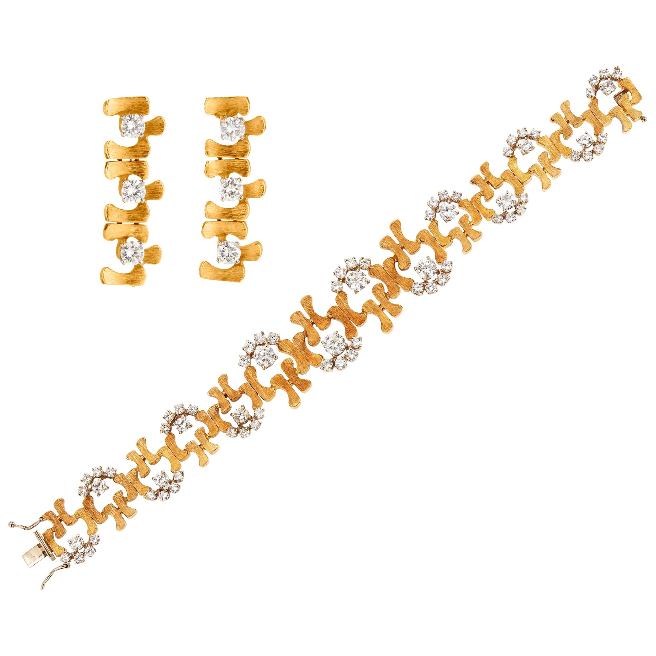 Marvelous Art Deco Style Diamond and 18 Kt Gold Bracelet and Earrings Suit For Sale