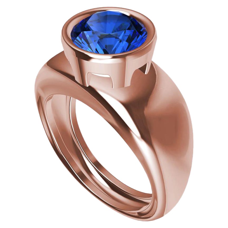 En vente :  Or rose 18 carats  Bague sculpture en saphir bleu de 2,69 carats