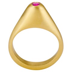 Anello con rubino birmano e oro giallo 22 carati a cupola alta in stile papale medievale