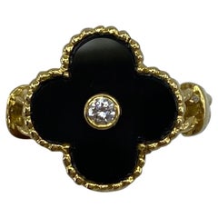 Van Cleef & Arpels: 18 Karat Gold Ring mit Onyx- und Diamantblume Alhambra