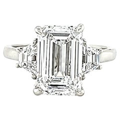 Louis Newman & Co Bague à trois pierres en diamants taille émeraude de 3,01 carats certifiés GIA