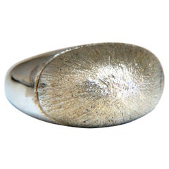 Bague dôme en argent sterling brossé avec plateau en satin