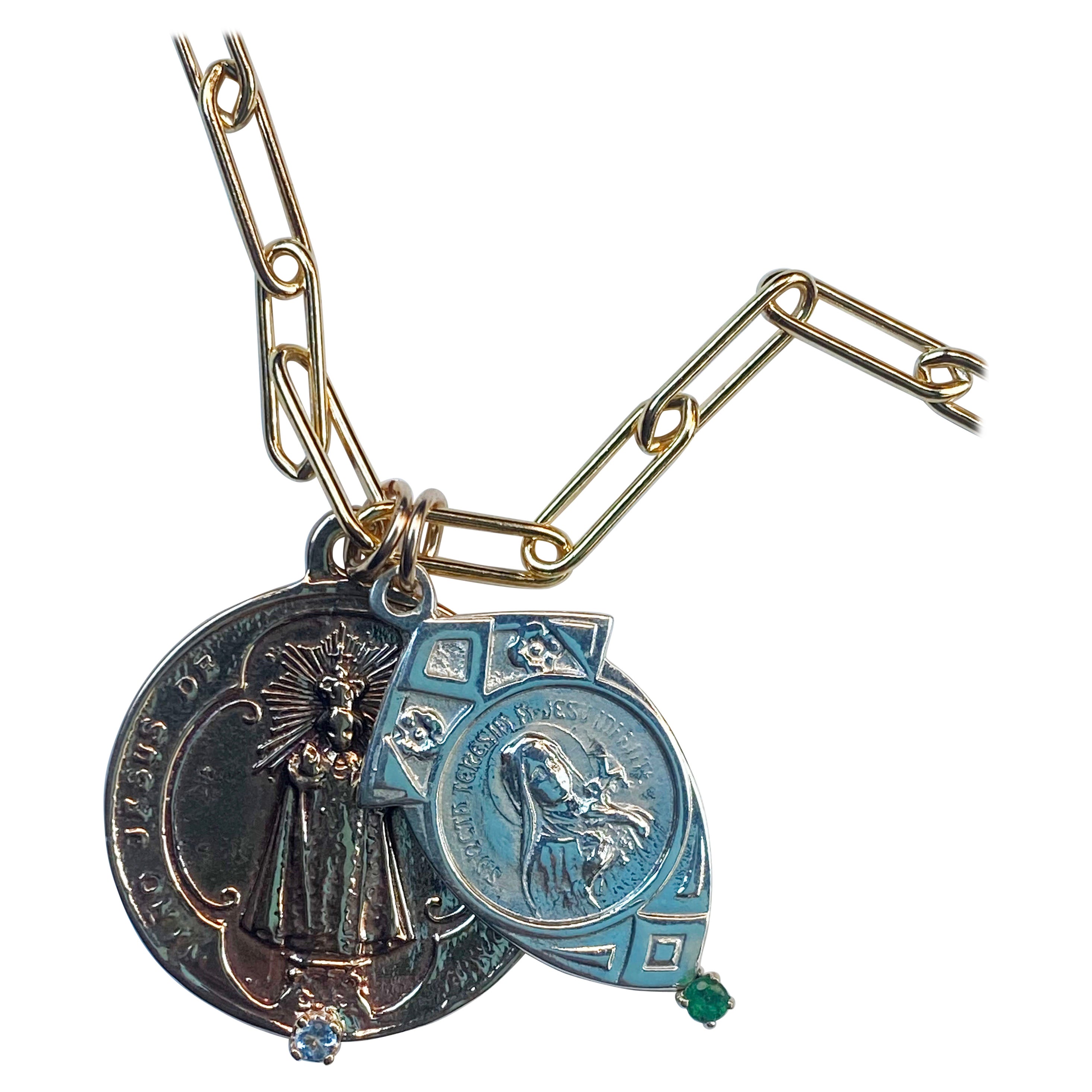 Collier à chaîne avec deux médailles La Ronde en bronze a une aigue-marine et la Médaille en argent a une  Emeraude, la chaîne est en or et réglable en longueur,  24
