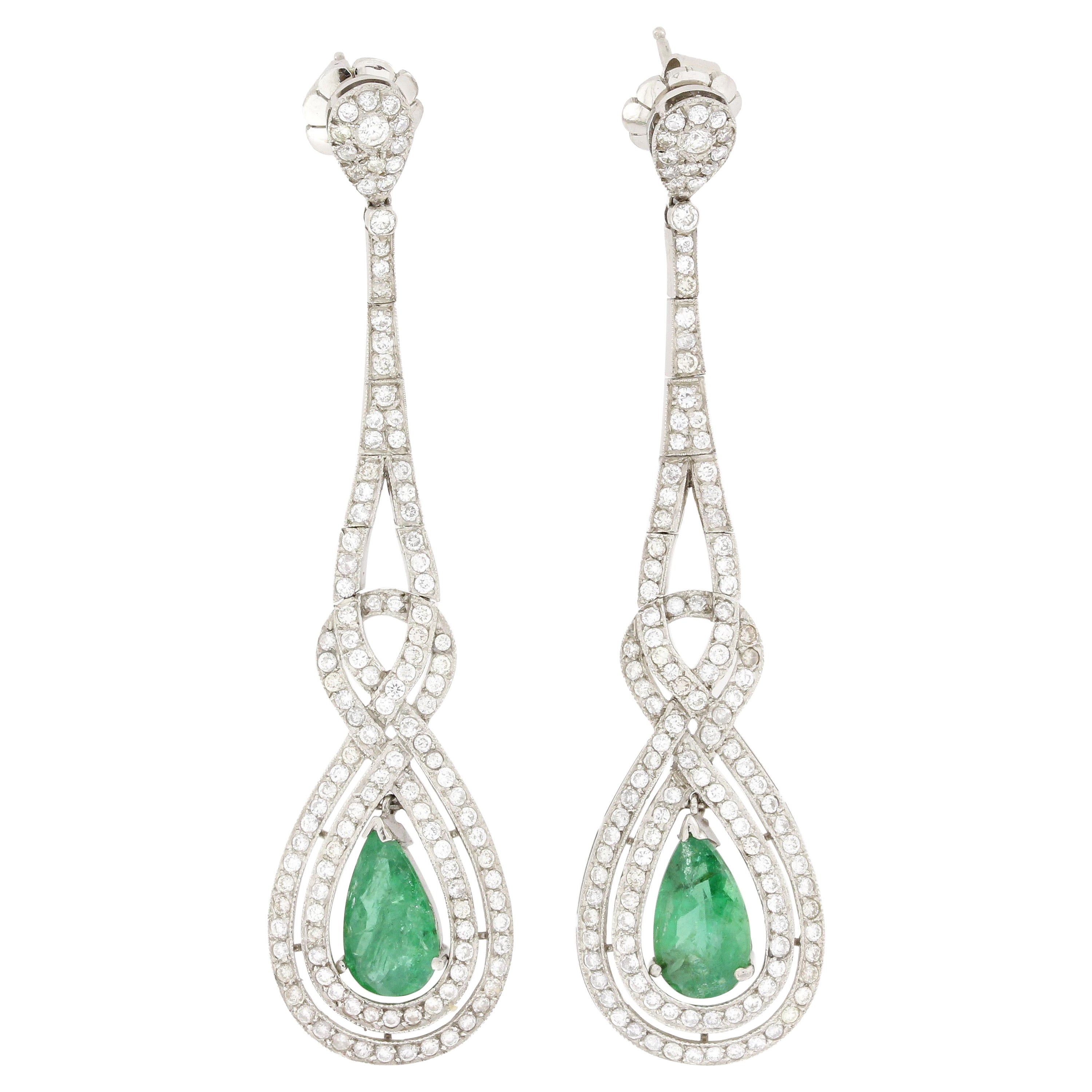 Boucles d'oreilles en goutte de style ancien avec diamants et émeraudes taille poire de 3,0 carats