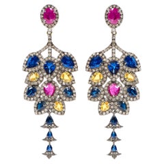 Boucles d'oreilles cocktail pendantes en saphir, diamant et rubis de 15,32 carats de style Art déco