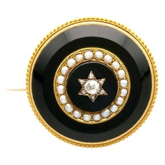 Broche ancienne en or jaune, diamant, perle et onyx noir, vers 1890