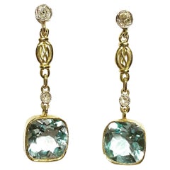 Boucles d'oreilles pendantes rétro en or jaune et blanc 18 carats, topaze bleue et diamants, années 1940.