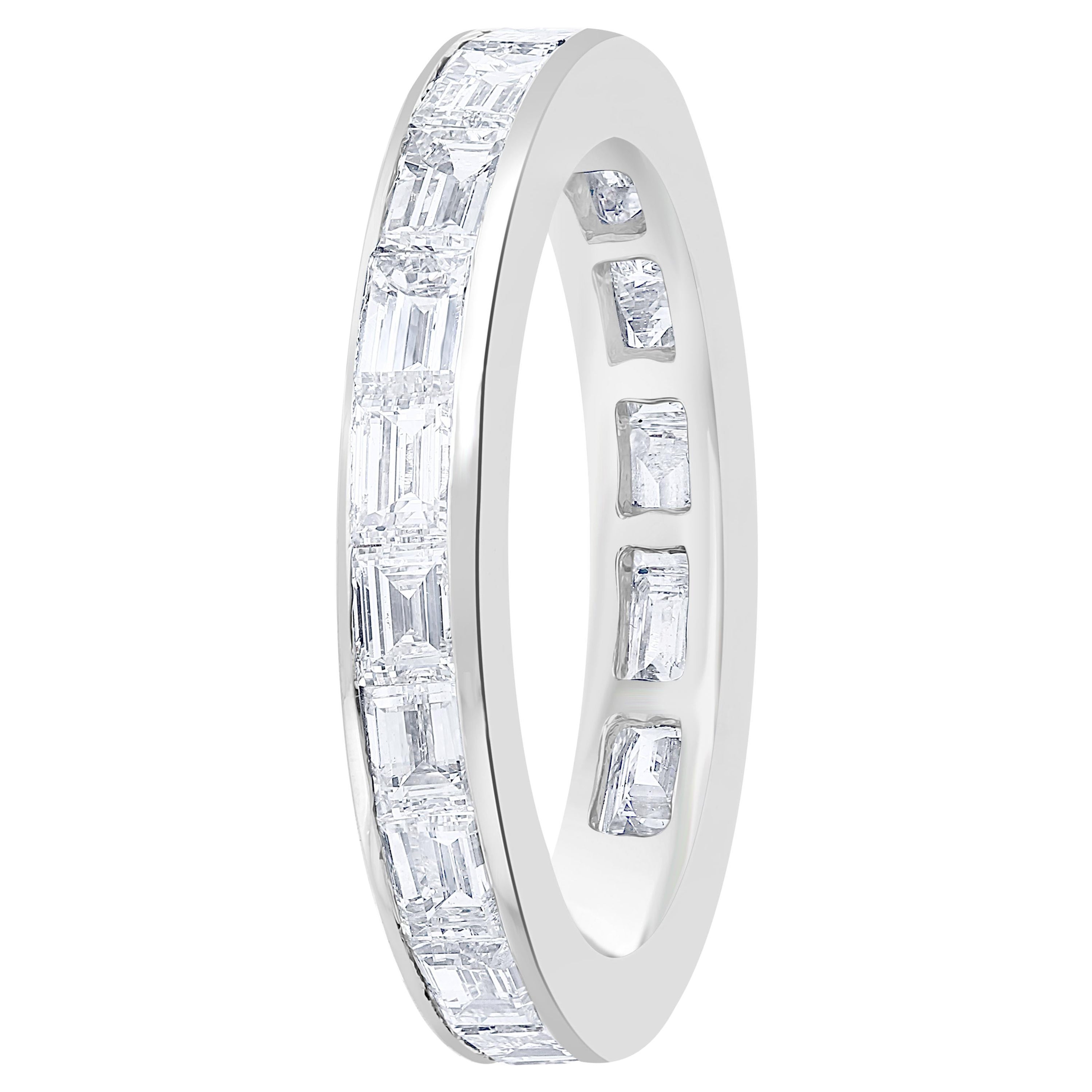 Auktion - 2,42 Karat Baguette Diamant Eternity Band Ring im Angebot