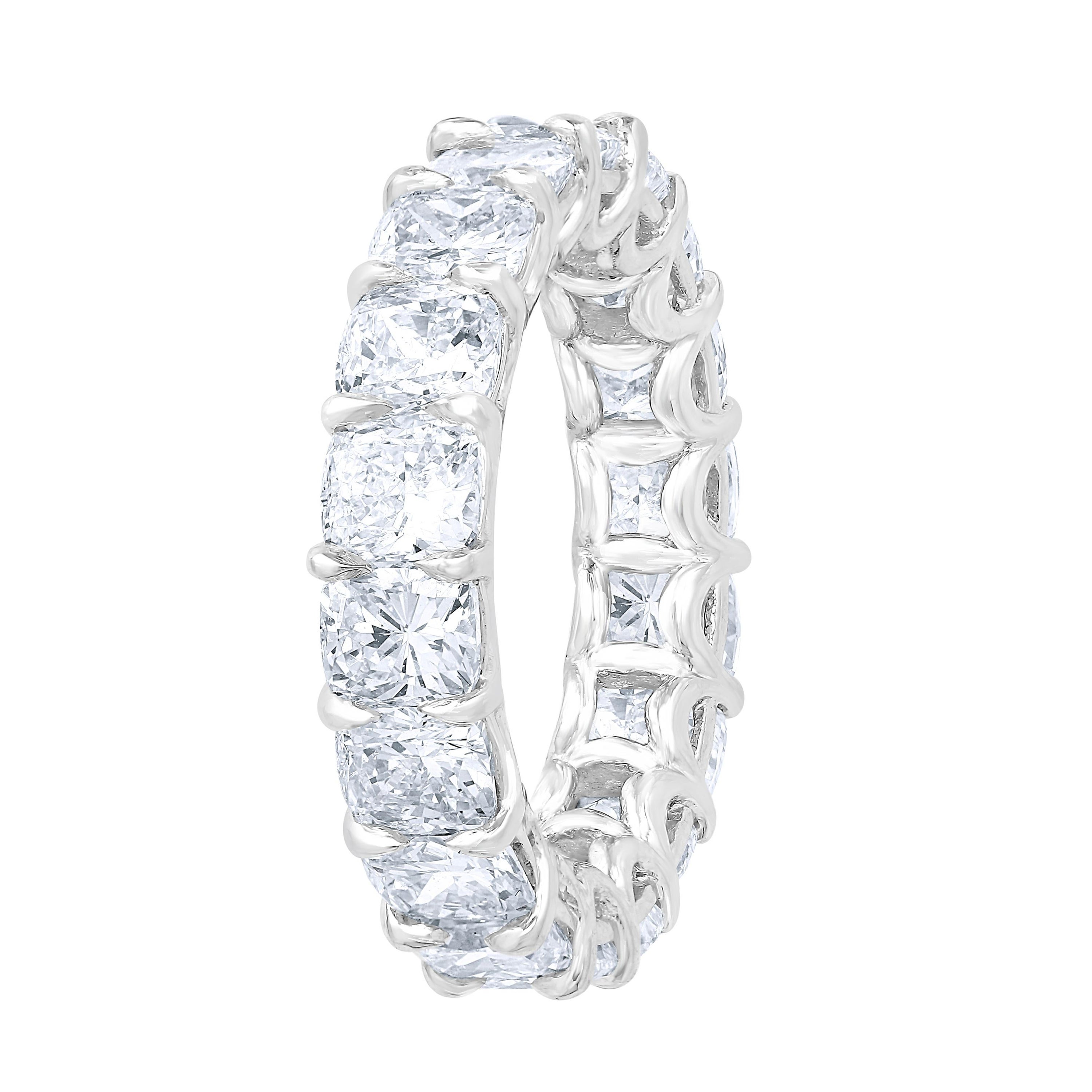 Bague à anneau d'éternité en diamant taille coussin de 4,95 carats
