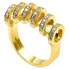 Maria Kotsoni Bague sculpturale contemporaine en or jaune 18 carats et diamants blancs