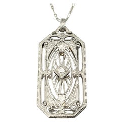 Collier pendentif filigrane en or blanc 14 carats et diamants