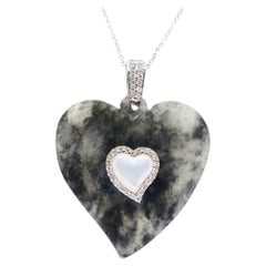 Collana con ciondolo a forma di cuore in giada nera certificata, diamanti e madreperla