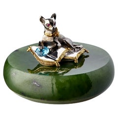 Chihuahua miniature talisman en argent véritable sur oreillers avec chien