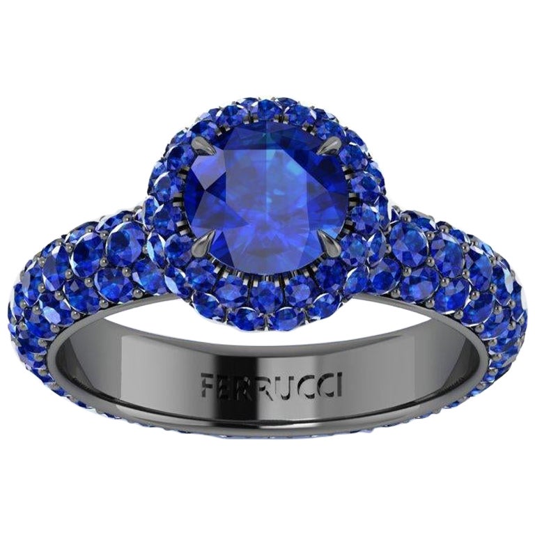 18 Karat Schwarzgold Ewigkeitsring mit 3,96 Karat rundem blauen Saphir und Saphir Halo