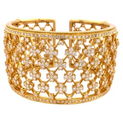 Yanes 18k Gold and Diamond Bangle