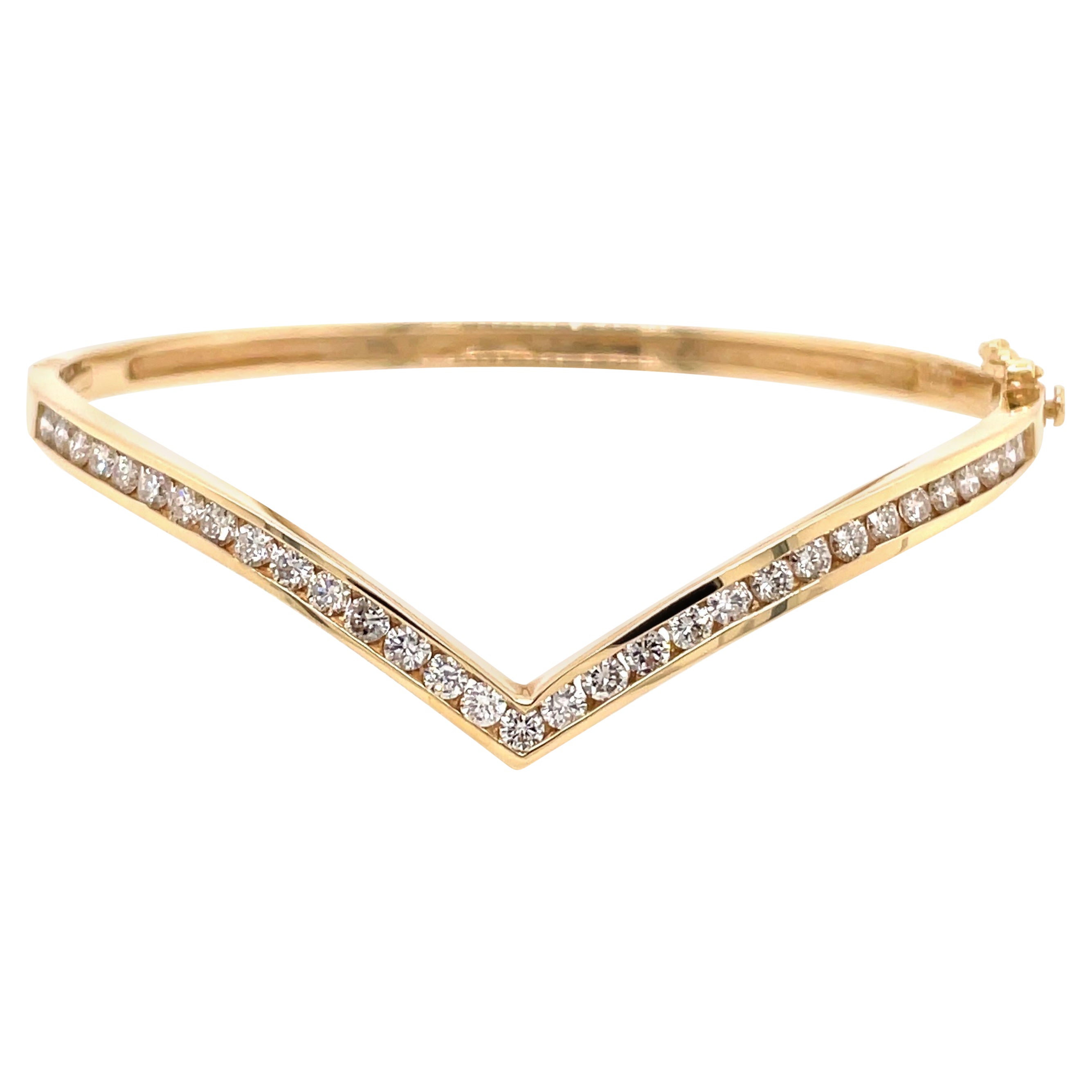 Bracelet jonc à chevrons en or jaune 14 carats avec diamants 1,39 carat en vente
