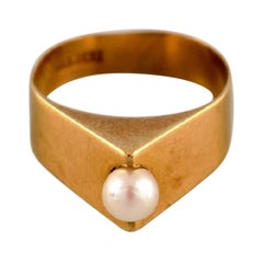 Swedish Jeweler, Modernist Ring in 18 Carat Gold Adorned with Cultured Pearl