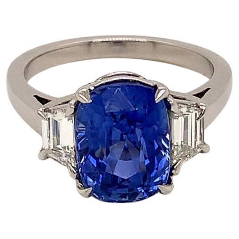 Bague à trois pierres en platine avec saphir bleu taille coussin de 5,04 carats et diamants