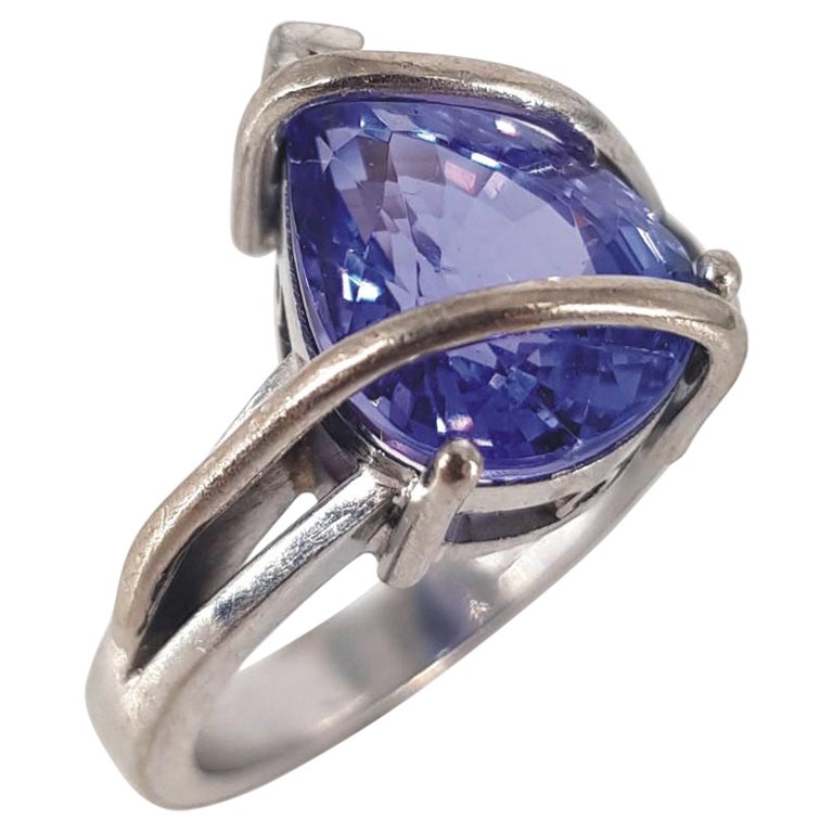 Bague en or blanc 17 carats avec tanzanite taille poire et diamants en vente