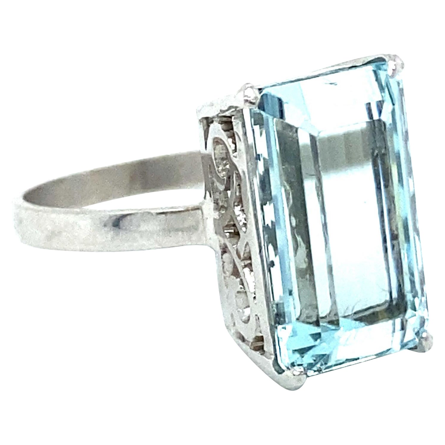 Vintage Aquamarine Solitaire Ring Engagement Ring in 18K White Gold, 6.00ct. For Sale