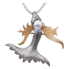 Collier pendentif en forme de poisson baroque en or et argent 9 carats, perles et diamants