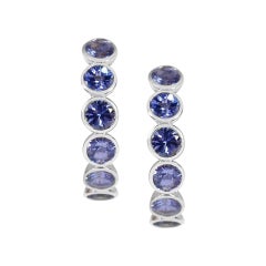 Boucles d'oreilles créoles d'éternité faites à la main en tanzanite et or blanc 18 carats 