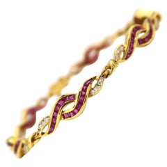 Gedrehtes Seidenkrawatten-Gliederarmband aus 18 Karat Gelbgold mit Rubinen und Diamanten