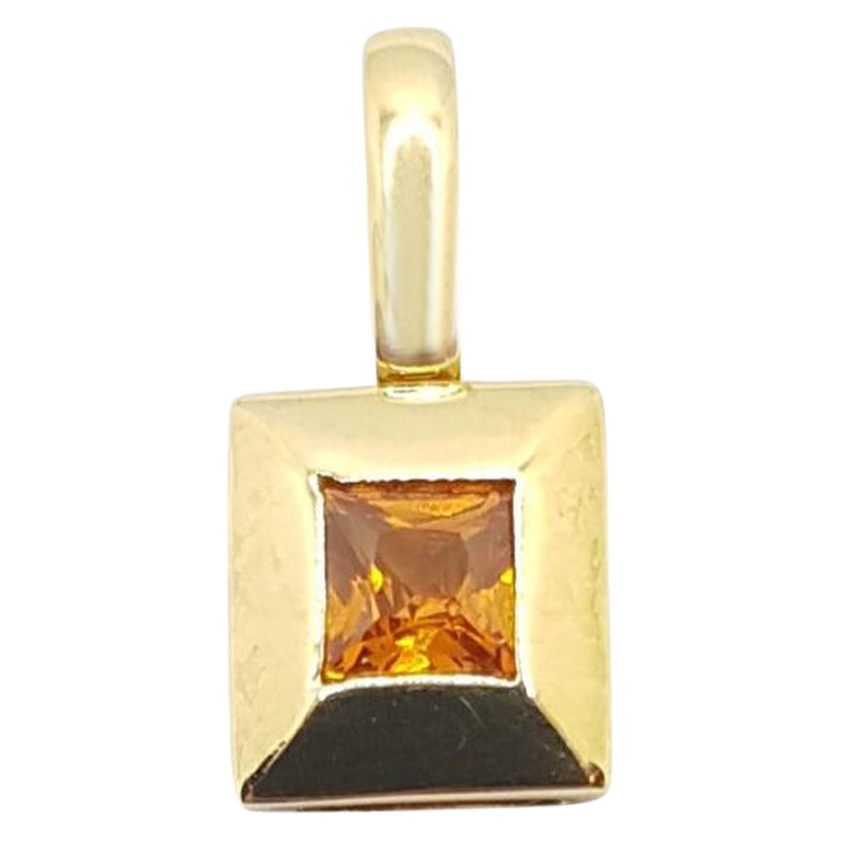 Pendentif en saphir jaune serti dans des montures en or 18 carats en vente