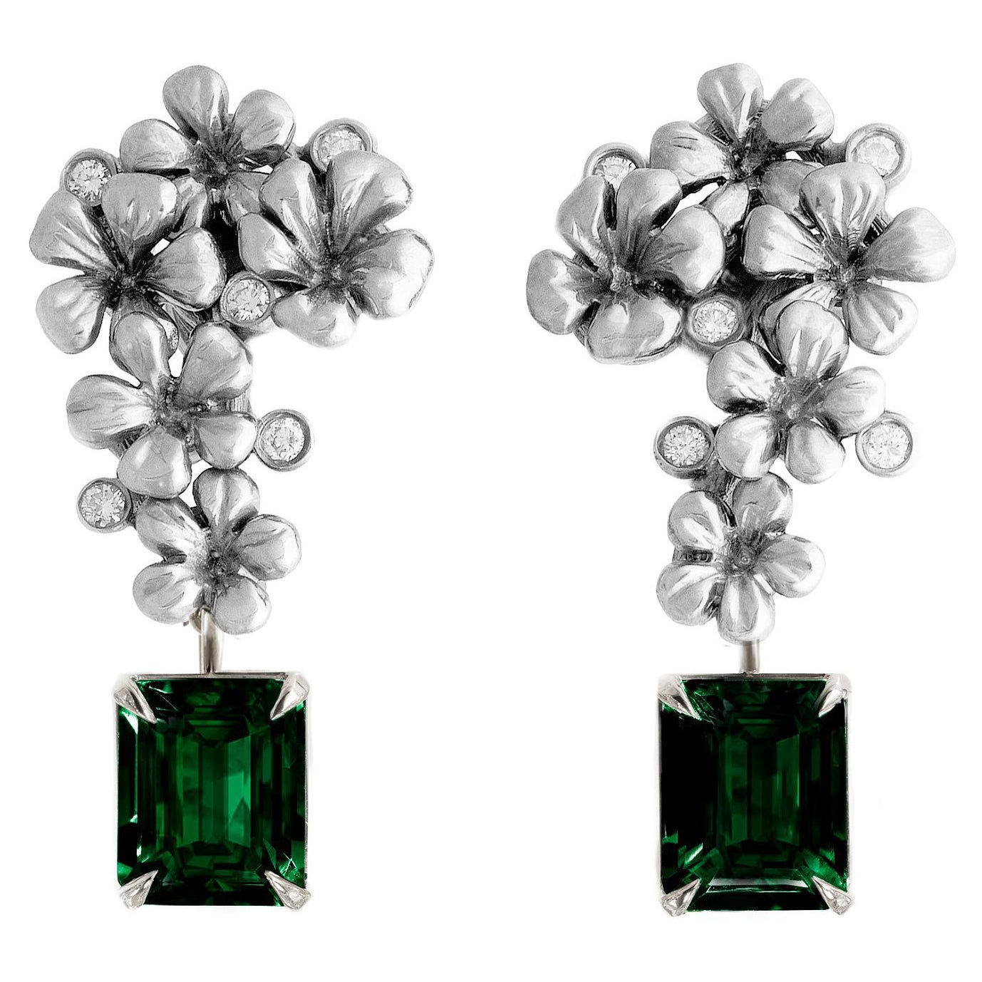 Pendientes Contemporáneos de Oro de Dieciocho Kilates con Diamantes Naturales