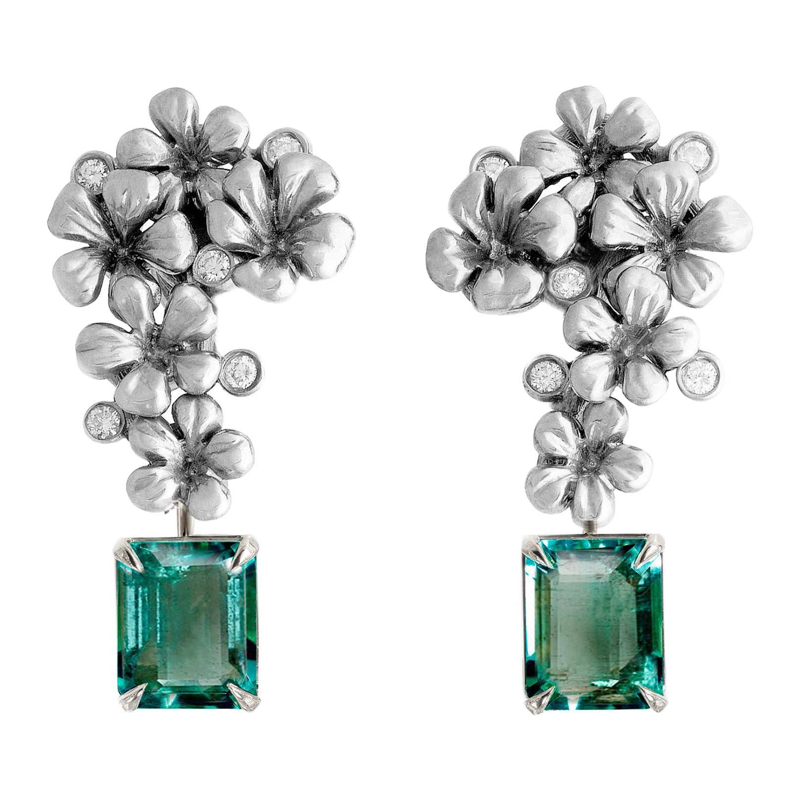 Boucles d'oreilles contemporaines en or blanc 18 carats avec émeraudes naturelles et diamants en vente