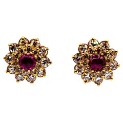 Clous d'oreilles pendants en or jaune de style Art déco avec diamants blancs taille brillant et rubis