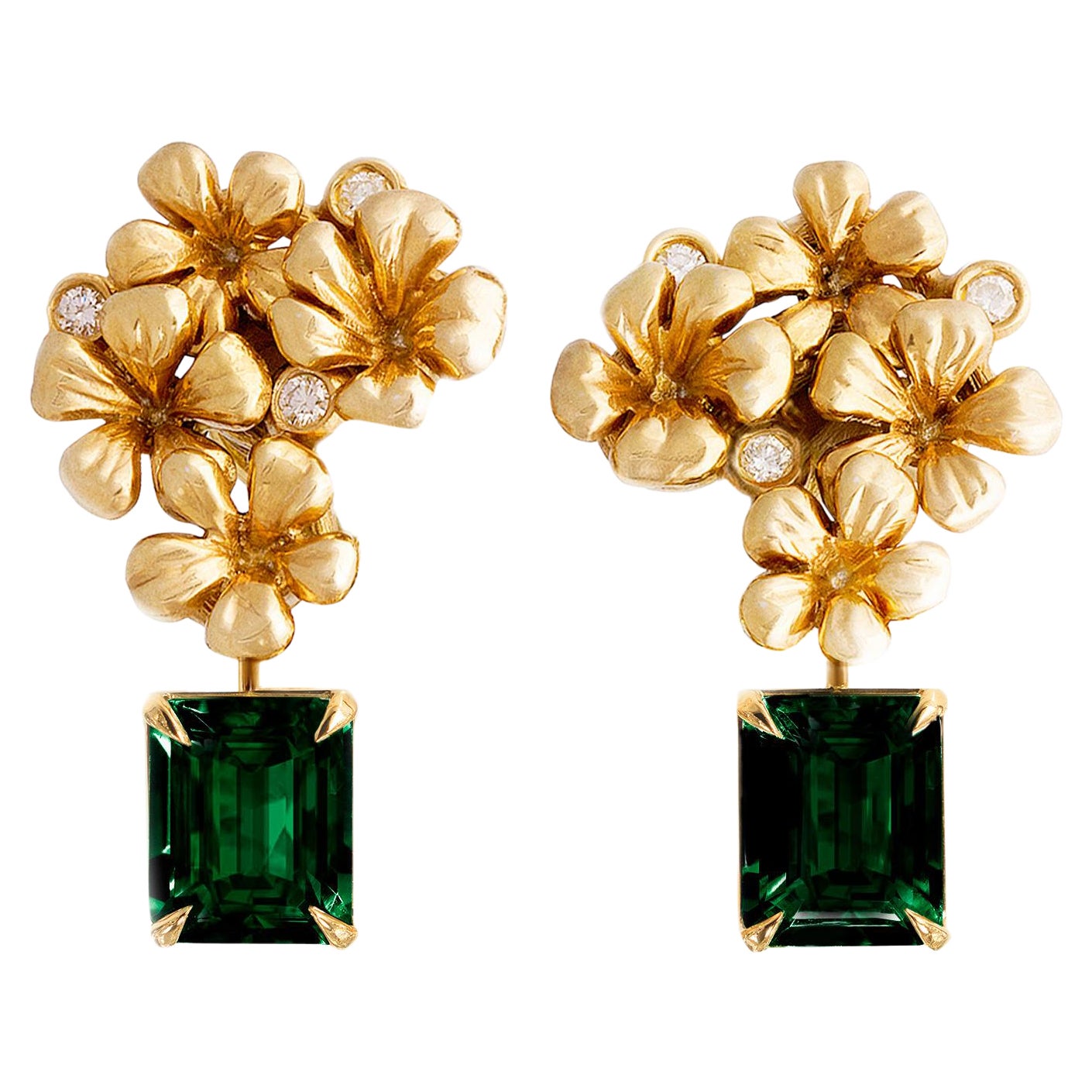 Modern Style Stud Earrings in Eighteen Karat Yellow Gold with Natural Diamonds For Sale