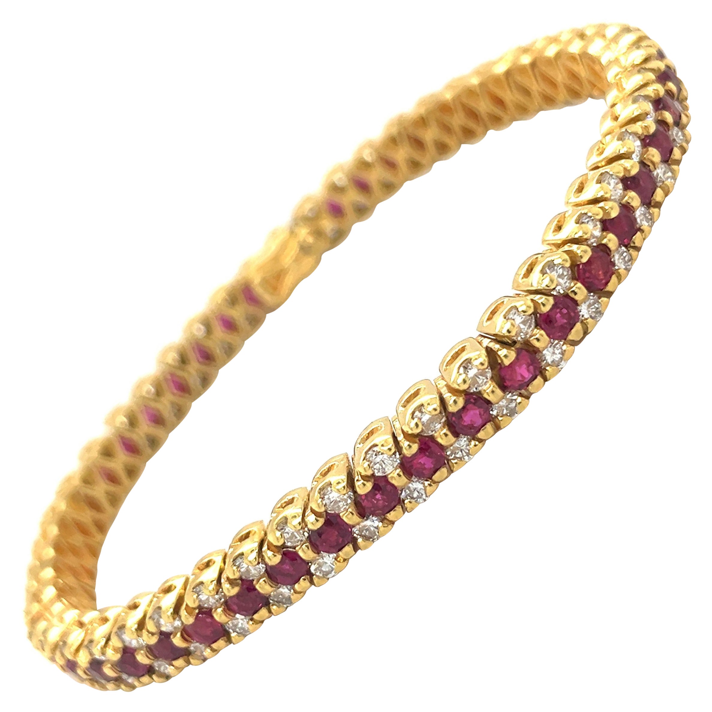 Or jaune 18 carats, diamants 3,24 carats et rubis 5,18 carats. Bracelet de tennis en vente