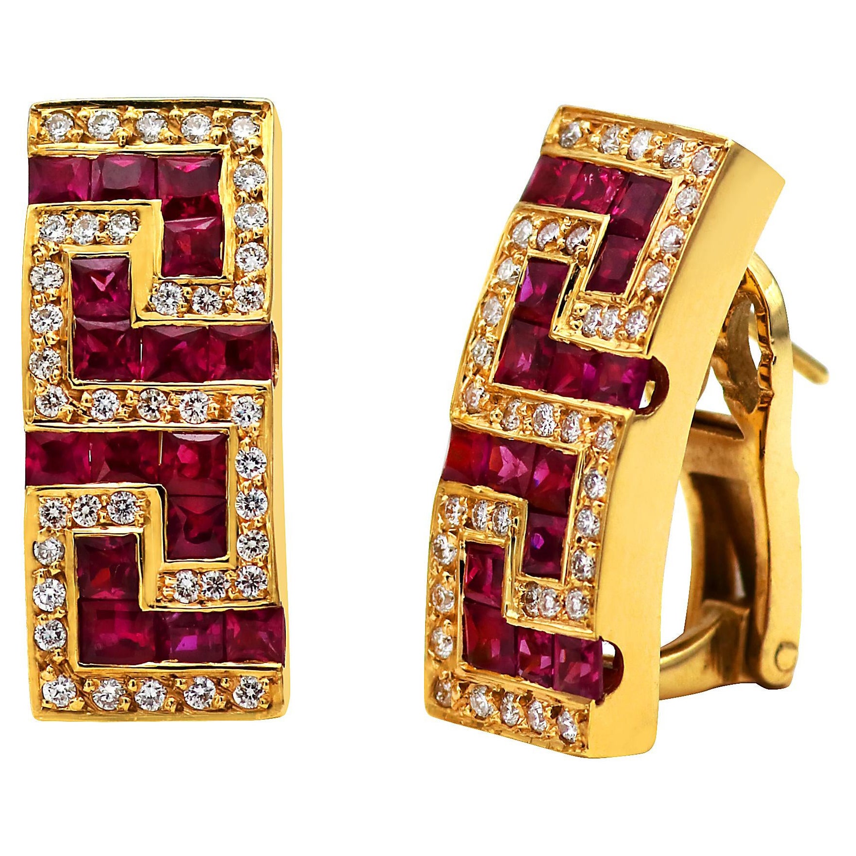 Dimos Boucles d'oreilles en or 18 carats avec clés grecques et rubis en vente