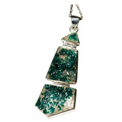 Grand pendentif Dioptase en argent et cristaux naturels bruts non taillés vert profond forêt magique