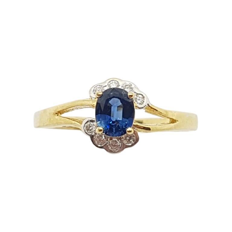 Bague en or 18 carats sertie d'un saphir bleu et de diamants en vente