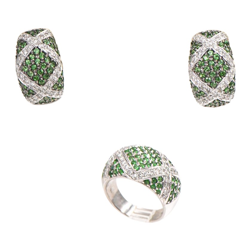 Ensemble bague dôme et boucles d'oreilles en or blanc sertie de tsavorites, grenats et diamants