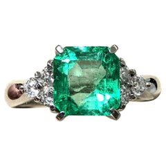 2.68 Karat kolumbianischer Smaragd und Diamant-Dreistein-Verlobungsring