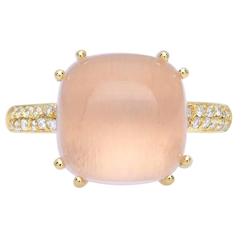 Bague en or jaune 18 carats avec quartz rose cabochon et diamants, pierre d'amour en vente