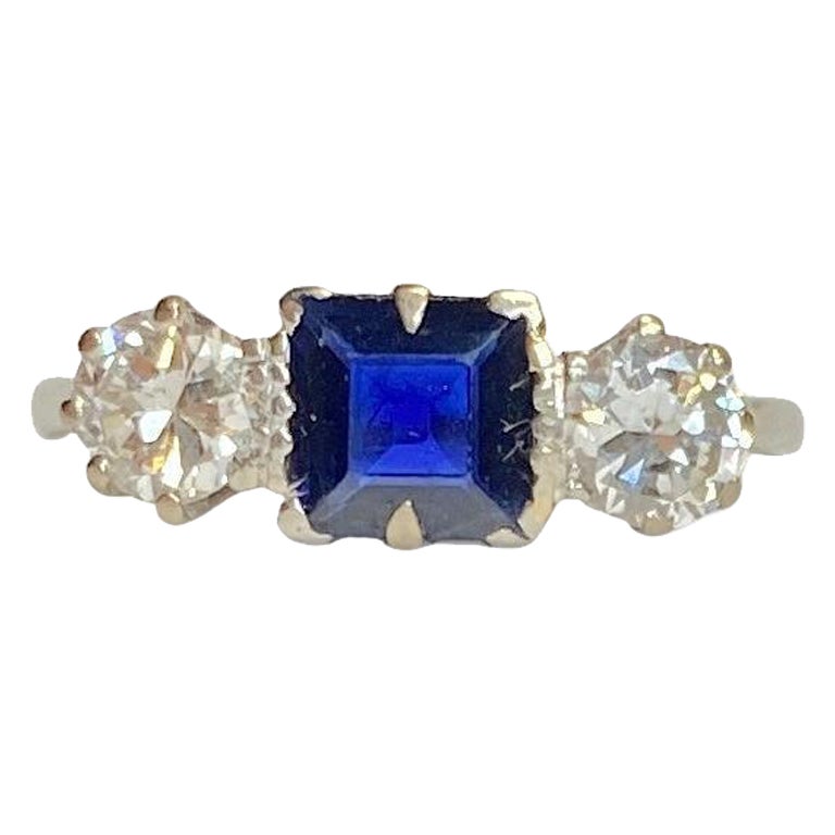 Dreisteiniger Ring aus Platin mit Saphiren, Diamanten und Diamanten im Art déco-Stil