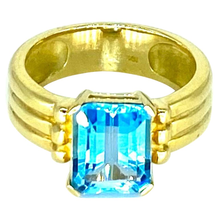 Bague vintage en or 18 carats avec topaze bleue de 3 carats et émeraude taille émeraude en vente