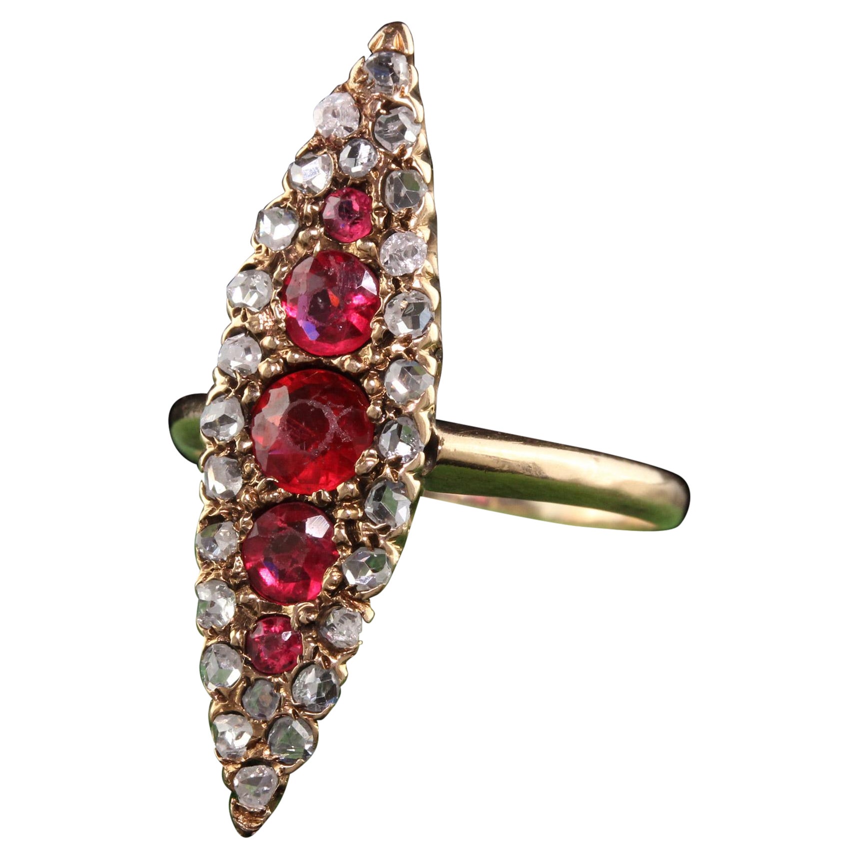 Antiker viktorianischer Navette-Ring aus 14 Karat Gelbgold mit Rubin und Diamant im Rosenschliff im Angebot