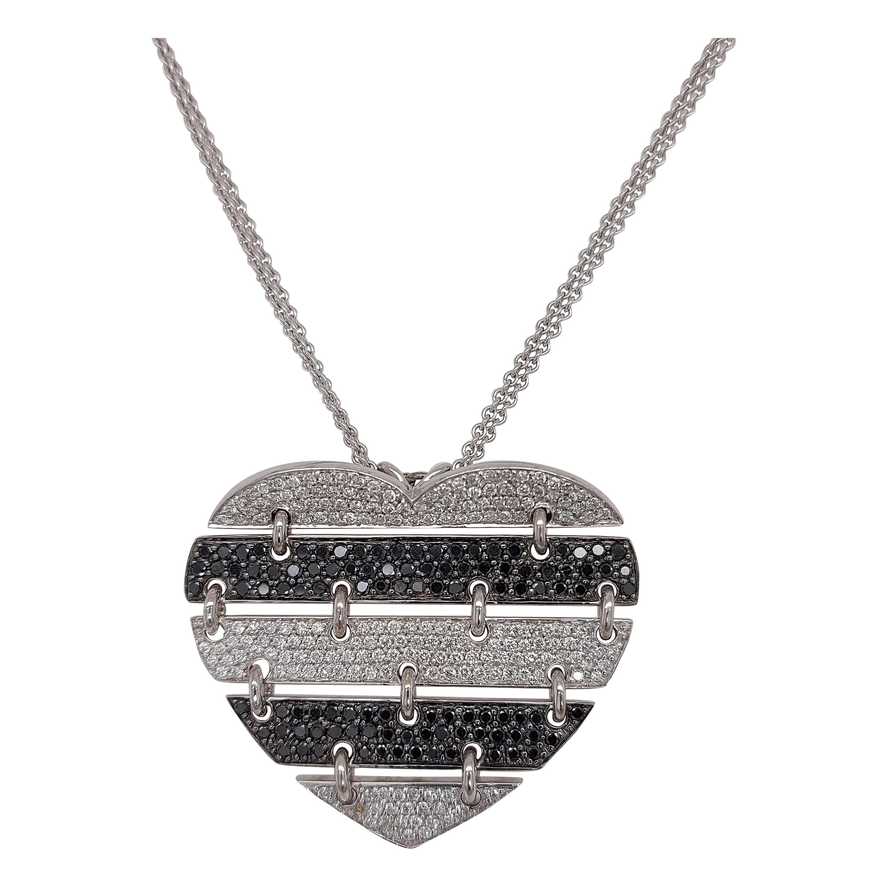 Stunning Moving 18kt White Gold Necklace with 2.5ct Black and White Diamonds For Sale