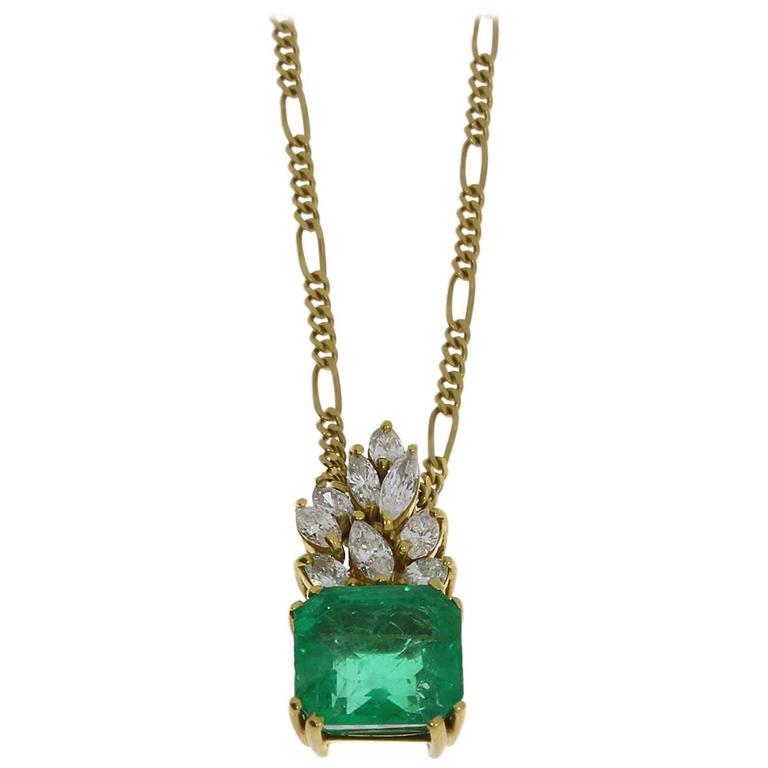 Emerald Diamond 18 Carat Gold Pendant For Sale at 1stdibs