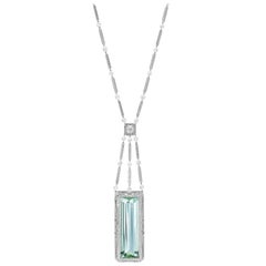 Collier pendentif en platine, béryl vert 65 carats