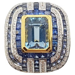 Bague en aigue-marine avec saphir bleu et diamants sertie dans des montures en or 18 carats