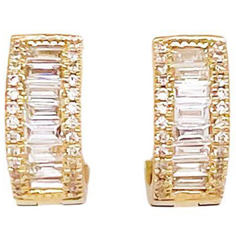 Boucles d'oreilles huggies en or jaune 14 carats avec demi-cerceau de diamants baguettes 0,50 carat et diamants 0,50 carat