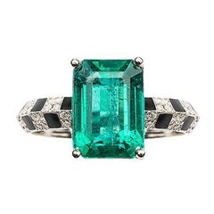 Ring mit Smaragd Solitär auf Nadelstreifen, Diamant und schwarzer Emaille, geschliffen